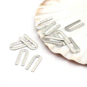 Dijes en forma de U texturizados bañados en rodio de 9 x 22 mm, colgantes en forma de U, accesorios para aretes, accesorios para collares, aretes en forma de U - RDM429