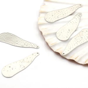 Charms de gota texturizados bañados en rodio de 14 x 43 mm, colgantes de gota, accesorios para aretes, accesorios para collares, aretes colgantes - RDM462