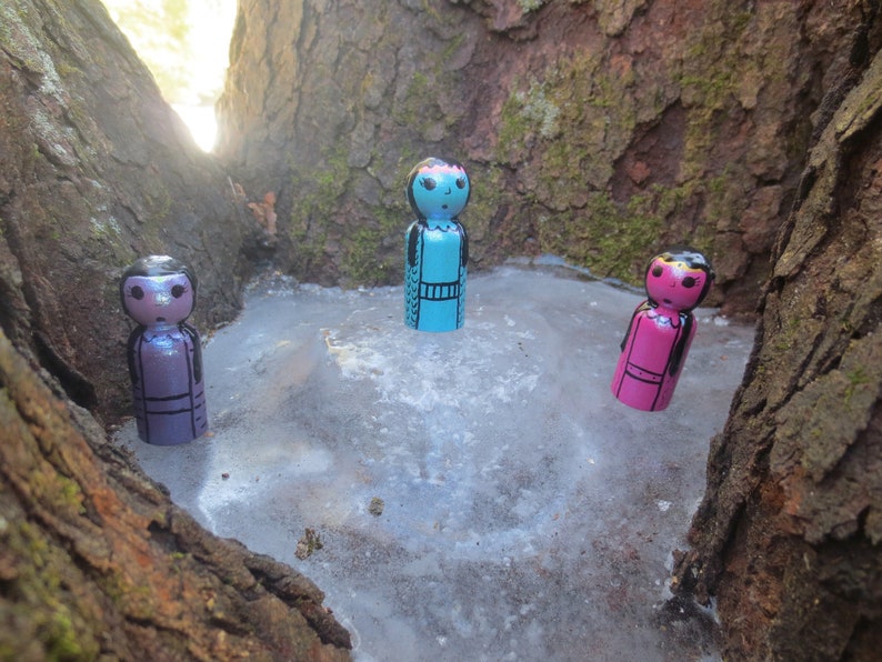 Fairy Peg Doll Set Hand Painted Pegs Faerie Wooden Peg Magical Pegs Wooden Toys Fairytale Elves Gnomes Queen Peg People 3 Fairy Tale Pegs