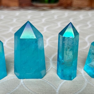 Sprankelende blauwe aurakwartstorens
