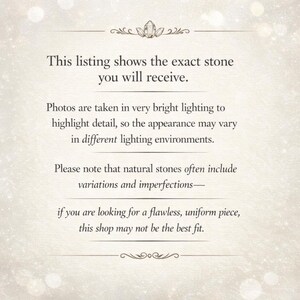 Puede incluir: Fondo color crema con texto que indica que el anuncio muestra la piedra exacta que recibir&aacute;. Tambi&eacute;n se&ntilde;ala que las fotos se toman con luz brillante y que las piedras naturales pueden tener variaciones. El texto est&aacute; en una fuente serif.