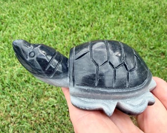 Tallado de tortuga en piedra Yao Chi natural / Piedra Tai Chi / Jaspe Taiji / Animal de cristal de jade Yin Yang / Figura de tortuga negra y gris