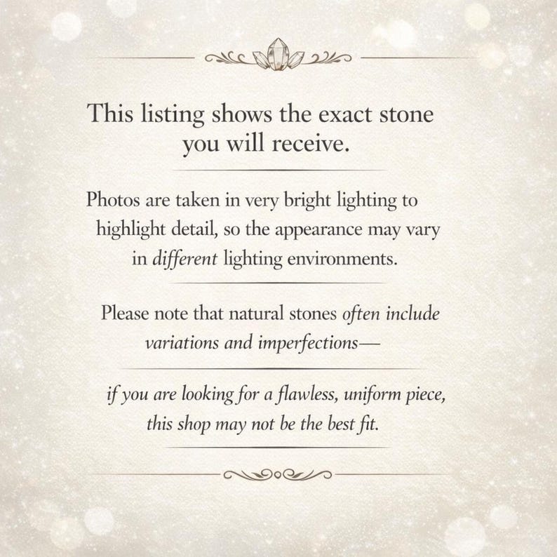 Puede incluir: Fondo color crema con texto que indica que el listado muestra la piedra exacta que recibir&aacute;. Tambi&eacute;n se&ntilde;ala que las fotos se toman con mucha luz y que las piedras naturales pueden tener variaciones. Aconseja no comprar si se desea una pieza impecable.