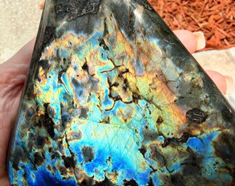 Artículo nuevo / Labradorita natural de forma irregular con intenso destello azul / Gran piedra de exhibición de labradorita / Ejemplar de cristal llamativo con soporte