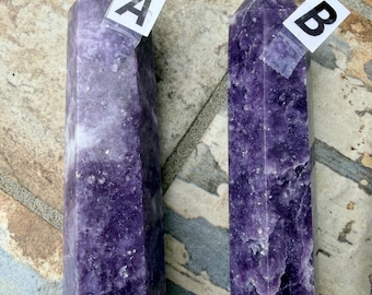 Artículo nuevo / Torre de lepidolita de 8,4 cm a 9,4 cm / Punta de cristal de mica de litio púrpura natural / Generador de lepidolita lavanda / Decoración de piedra relajante