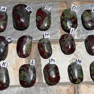Artículo nuevo / Piedra de jaspe sangre de dragón natural para la palma de la mano / Piedra de cristal de piedra de dragón para la palma de la mano / Piedra de jaspe roja y verde para el bolsillo / Piedra de sangre de dragón pulida imagen 5