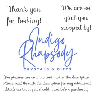 Puede incluir: Fondo blanco con texto en varias fuentes. El texto incluye "&iexcl;Gracias por mirar!" y "&iexcl;Nos alegra que te hayas pasado!" Un logotipo azul en cursiva dice "Indigo Rhapsody CRYSTALS & GIFTS". Texto adicional aconseja leer la descripci&oacute;n.