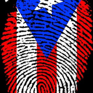 Puede incluir: Un diseño gráfico con la bandera de Puerto Rico dentro de una huella dactilar. Los colores de la bandera, rojo, blanco y azul, son prominentes, con una estrella blanca sobre un triángulo azul. También se ve el texto "100%" y "EN MI ADN".