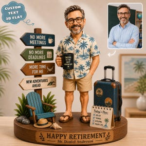 Puede incluir: Una figura de jubilación personalizada de un hombre con camisa de palmeras y pantalones cortos beige sosteniendo una taza. Junto a él hay una señal con texto como No More Meetings, una silla azul, una maleta y una lista Today's Plan. La base dice Happy Retirement Mr. Daniel Anderson.