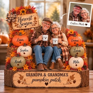 Puede incluir: Un expositor decorativo de madera con una pareja sosteniendo tazas, rodeado de calabazas con los nombres Liam, Sophia, Noah, Emma, Lucas y Mila. La base dice Grandpa & Grandma's pumpkin patch, con un letrero de Harvest Season y una foto.