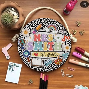Letrero personalizado para puerta de profesor, letrero con el nombre del profesor para el aula, letrero de madera 3D, letrero para puerta con cuaderno de composición, letrero de regreso a clases