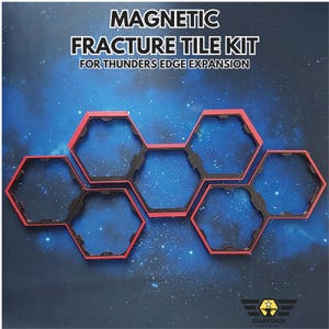 Puede incluir: Un kit de baldosas magnéticas de fractura para la expansión Thunder's Edge. Las baldosas son hexagonales con un interior negro y un borde rojo. El texto "MAGNETIC FRACTURE TILE KIT" está en la parte superior de la imagen.