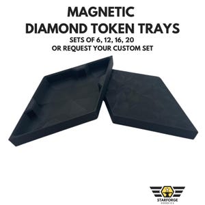 Peut inclure: Plateaux de jetons en forme de diamant noir avec le texte "MAGNETIC DIAMOND TOKEN TRAYS" et "SETS OF 6, 12, 16, 20 OR REQUEST YOUR CUSTOM SET". Les plateaux sont conçus pour organiser les jetons de jeu.