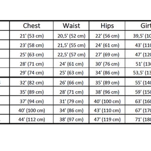 Op de afbeelding: Een maattabel voor kleding met metingen in inches en centimeters. De tabel bevat maten voor kinderen en volwassenen, met metingen voor borst, taille, heupen en omtrek.