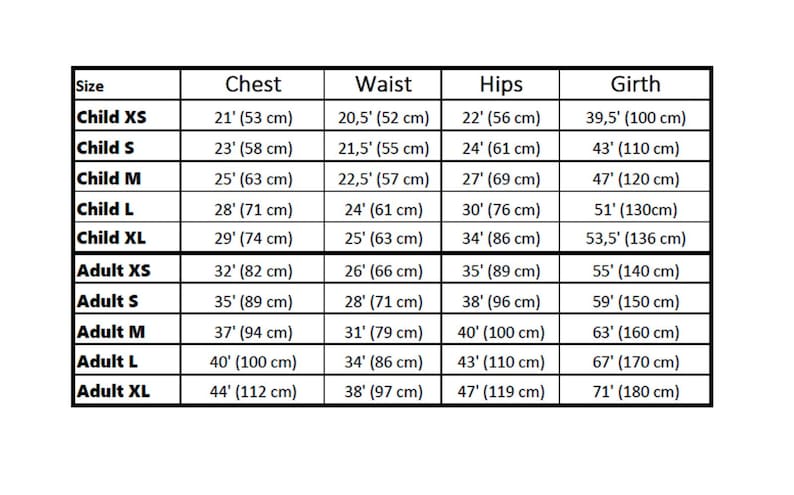 Op de afbeelding: Een maattabel voor kleding met metingen in inches en centimeters. De tabel bevat maten voor kinderen en volwassenen, met metingen voor borst, taille, heupen en omtrek.