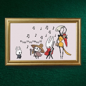 以下が含まれることがあります： ビデオゲームHollow Knightのピクセルアートキャラクターをあしらった額入りのクロスステッチ。 4人のキャラクターと音符、そして「Pina So Mi Ma Ni Se」の文字が描かれています。 フレームは金色です。