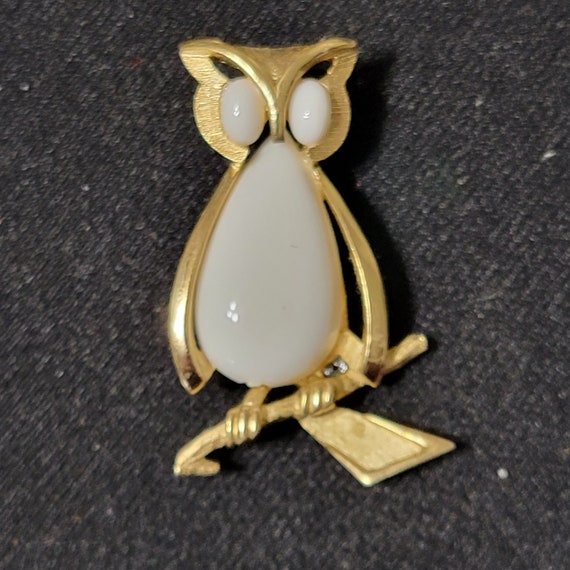Vintage Crown Trifari 1960s Gold Owl w/Milk Glass… - image 2