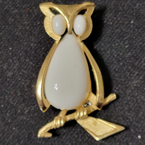 Vintage Crown Trifari 1960s Gold Owl w/Milk Glass… - image 1