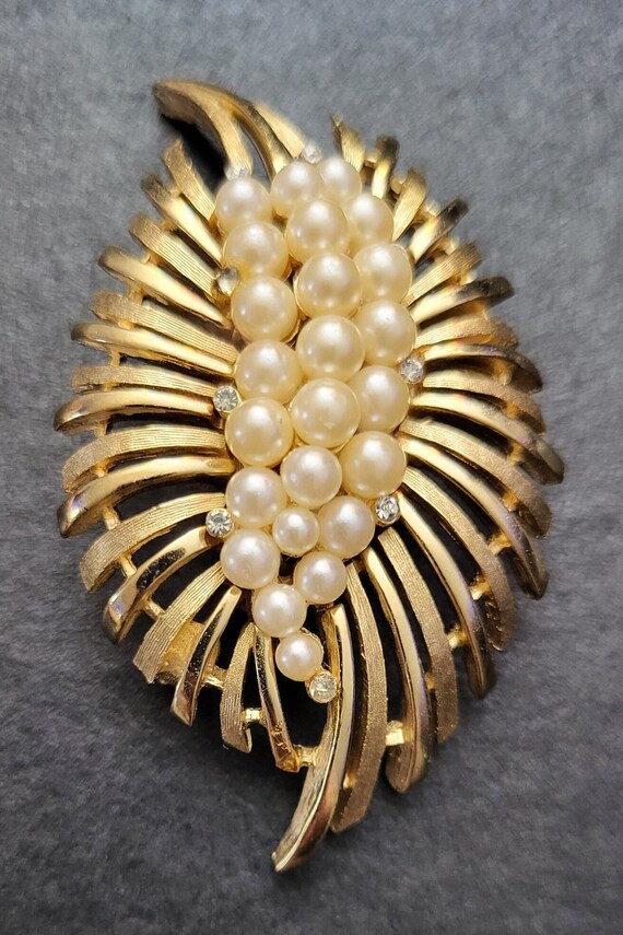 Fabulous Crown Trifari Gold Tone Faux Pearl Rhines