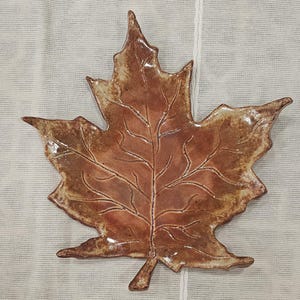 Wunderschön handgearbeitete, Herbstblatt in Chai Glanz Glasur.