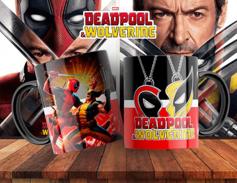 Pu&ograve; includere: Tazza in ceramica nera e rossa con una grafica di Deadpool e Wolverine che combattono. La tazza ha un manico nero e un bordo bianco. Il testo "Deadpool & Wolverine" &egrave; stampato sulla tazza in lettere rosse e bianche.