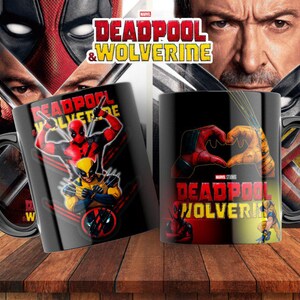 Pu&ograve; includere: Due tazze da caff&egrave; nere con immagini di Deadpool e Wolverine. La tazza a sinistra presenta Deadpool e Wolverine in una posa di combattimento. La tazza a destra presenta le mani di Deadpool e Wolverine che formano un cuore. Entrambe le tazze hanno il testo "Deadpool & Wolverine" su di esse.
