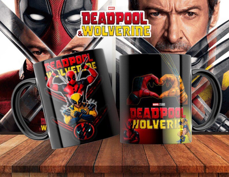 Pu&ograve; includere: Due tazze da caff&egrave; nere con immagini di Deadpool e Wolverine. La tazza a sinistra presenta Deadpool e Wolverine in una posa di combattimento. La tazza a destra presenta le mani di Deadpool e Wolverine che formano un cuore. Entrambe le tazze hanno il testo "Deadpool & Wolverine" su di esse.