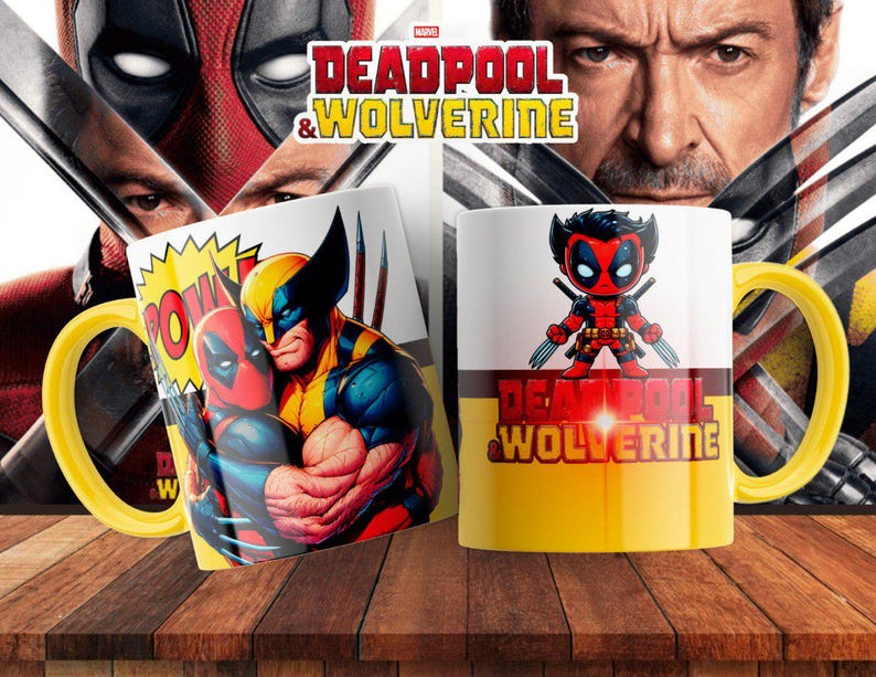 Pu&ograve; includere: Due tazze in ceramica bianca con accenti gialli e rossi. Una tazza presenta un'immagine di cartone animato di Deadpool e Wolverine, l'altra tazza presenta un'immagine di cartone animato di Deadpool. Entrambe le tazze hanno il testo "DEADPOOL & WOLVERINE" stampato su di esse.