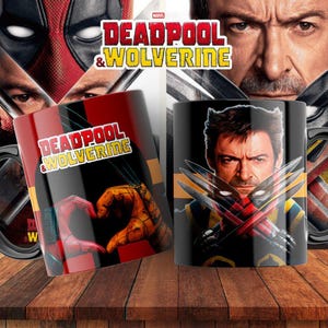 Pu&ograve; includere: Due tazze da caff&egrave; nere con immagini di Deadpool e Wolverine. La tazza a sinistra presenta Deadpool con un design a forma di cuore rosso e nero. La tazza a destra presenta Wolverine con un design nero e giallo. Il testo "DEADPOOL & WOLVERINE" &egrave; stampato su entrambe le tazze.