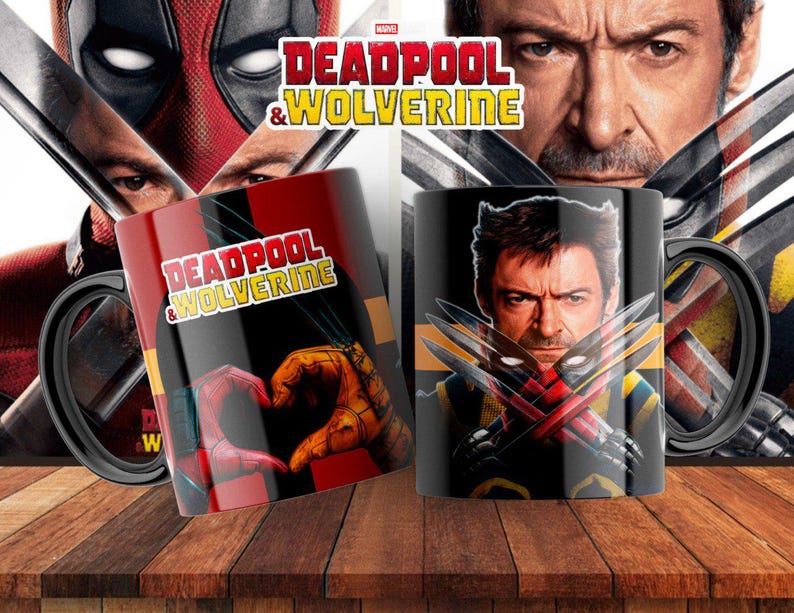 Pu&ograve; includere: Due tazze da caff&egrave; nere con immagini di Deadpool e Wolverine. La tazza a sinistra presenta Deadpool con un design a forma di cuore rosso e nero. La tazza a destra presenta Wolverine con un design nero e giallo. Il testo "DEADPOOL & WOLVERINE" &egrave; stampato su entrambe le tazze.