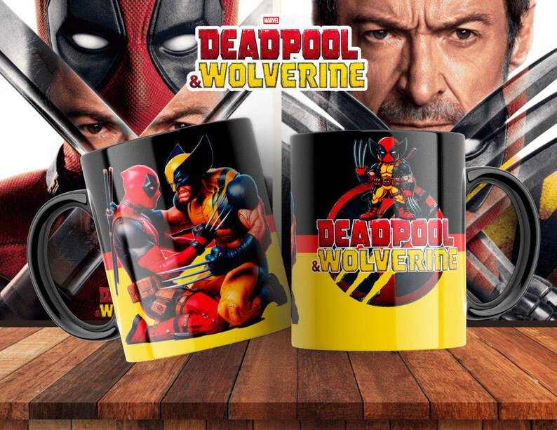 Pu&ograve; includere: Due tazze da caff&egrave; nere con immagini di Deadpool e Wolverine. Una tazza presenta un'immagine di cartone animato di Deadpool e Wolverine che combattono. L'altra tazza presenta un'immagine di cartone animato di Deadpool e Wolverine con il testo "Deadpool & Wolverine".
