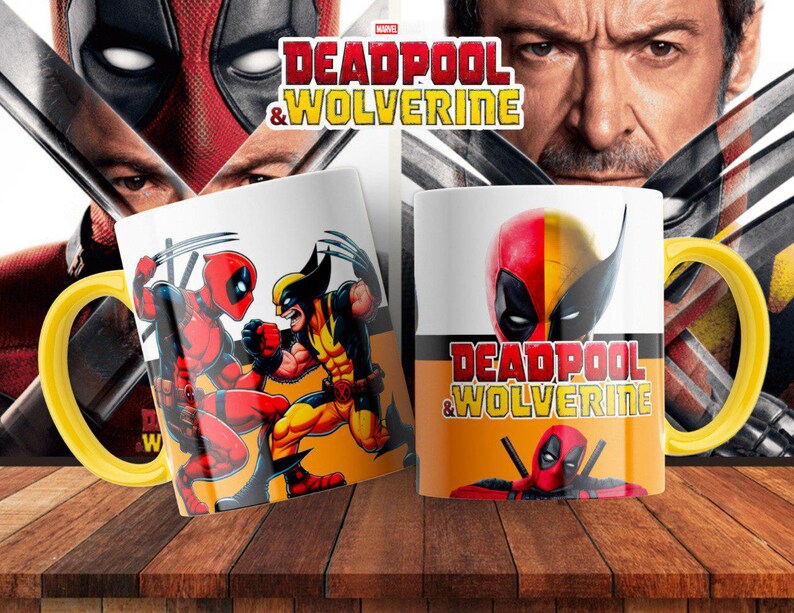 Pu&ograve; includere: Due tazze in ceramica bianca con manici gialli. Una tazza presenta una grafica di Deadpool e Wolverine che combattono. L'altra tazza presenta una grafica delle teste di Deadpool e Wolverine con il testo "DEADPOOL & WOLVERINE".