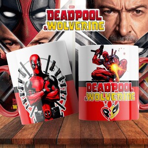Pu&ograve; includere: Due tazze in ceramica bianca con disegni rossi e neri con i personaggi di Deadpool e Wolverine. Le tazze hanno manici neri e il testo "Deadpool & Wolverine" sul davanti.