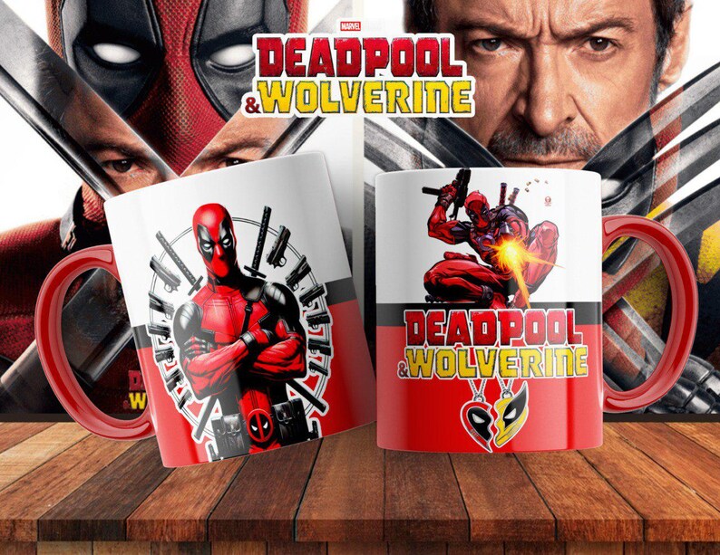 Pu&ograve; includere: Due tazze in ceramica bianca con disegni rossi e neri con i personaggi di Deadpool e Wolverine. Le tazze hanno manici neri e il testo "Deadpool & Wolverine" sul davanti.