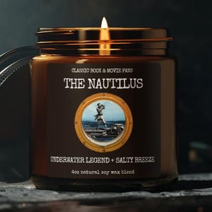 Candela Nautilus - Leggenda sottomarina - Aroma di brezza salata - Regalo ecologico - Decorazione rilassante - Fragranza letteraria per la casa con aromaterapia