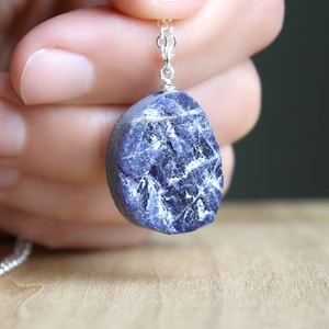 Rohe Sodalith Kristall Halskette: Sterling Silber Edelstein Anhänger