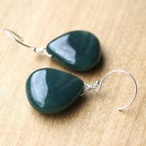 Moosachat Ohrringe Sterling Silber. Grüne Kristallohrringe baumeln. Grünstein-Ohrringe Natural