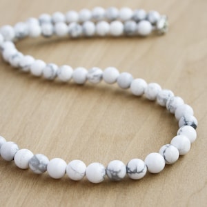 Howlite Perlen-Halskette: Sterlingsilber-Verschluss, beruhigender Stein