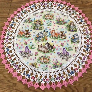 Napperon au crochet fleurs de printemps chatons papillons dentelle Meilleurs napperons multicolores faits main 20 pouces au crochet centre de table haut de table image 2