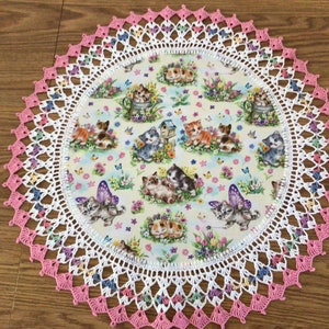 Napperon au crochet fleurs de printemps chatons papillons dentelle Meilleurs napperons multicolores faits main 20 pouces au crochet centre de table haut de table image 1