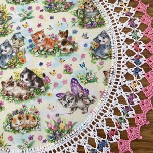 Napperon au crochet fleurs de printemps chatons papillons dentelle Meilleurs napperons multicolores faits main 20 pouces au crochet centre de table haut de table image 4