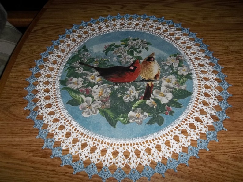 Cardinals, Crocheted Doily, Bird Centerpiece Doilies immagine 1