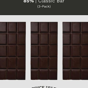 Könnte beinhalten: Drei Tafeln dunkler Schokolade, jede mit einem Rastermuster, werden vor einem weißen Hintergrund gezeigt. Der obere Teil des Bildes zeigt den Text "85% | Classic Bar (3-Pack)". Der untere Teil des Bildes zeigt den Text "SPICE ISLE Craft Chocolate".