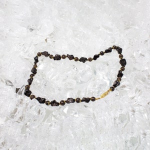 Vintage Murano glass necklace with black pearls decorated with gold glitter, handmade, 1980s Made in Italy