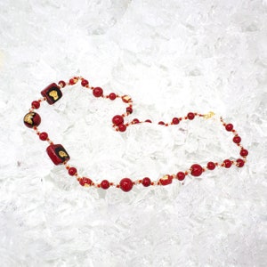 Uniek stuk! Vintage ketting van Muranoglas met rode handgemaakte kralen, versierd met gouden blad, juweel uit de jaren 80 Made in Italy