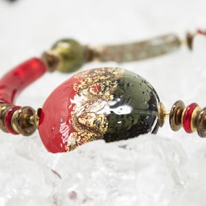 Unique piece! Vintage Murano glass necklace with red and green handmade pearls, gold leaf decorations, Made in Italy jewel