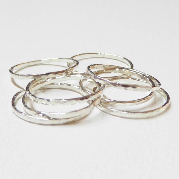 Anillo de plata de primera ley / anillo de apilamiento de plata fina anillo martillado de 1 mm de ancho