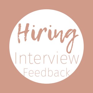 Op de afbeelding: Een afbeelding met het woord "Hiring" in een cursief lettertype, gecentreerd boven de woorden "Interview Feedback" in een schreefloos lettertype, allemaal binnen een witte cirkel. De achtergrond is effen, in een gedempte roze kleur.