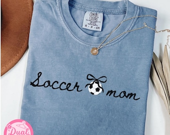 Camiseta Coquette Soccer Comfort Colors® Camiseta de fútbol con lazo para mamá Camisetas estéticas para el día del partido Mamá deportista Mamá futbolera Regalo para el Día de la Madre Mamá futbolera.