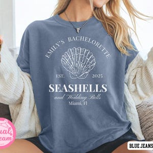 Muscheln und Hochzeitsglocken Strand Bachelorette Shirt, Küsten Bach Party T-Shirt, personalisiertes Brautjungfer Geschenk, benutzerdefinierte Muschel Hochzeit Shirt.